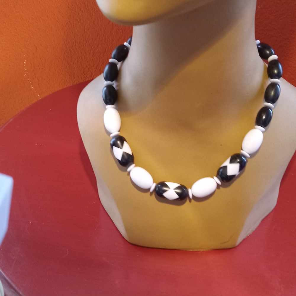 Vintage Black  & white plastic Necklace, Fabulous!!!